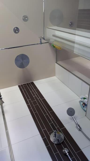 Private Room In Our Home With Free Vvo Ticket & Cats Пирна Екстериор снимка